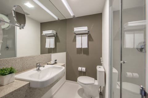 Premium Casal - 1 Cama Queen | Bathroom | Shower, free toiletries, hair dryer, towels