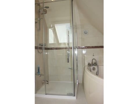 Family Triple Room, Ensuite (Bath and Shower) | Bathroom | Towels