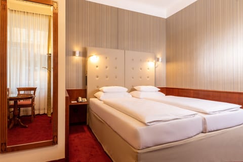 Double Room, Courtyard View | Minibar, in-room safe, desk, soundproofing