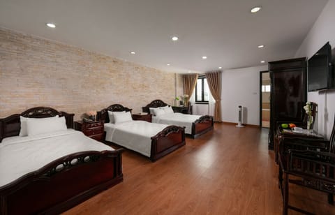 Deluxe Family Room | 1 bedroom, premium bedding, pillowtop beds, minibar