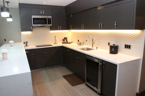 Suite, 1 King Bed, Non Smoking | Private kitchen | Mini-fridge, microwave, coffee/tea maker