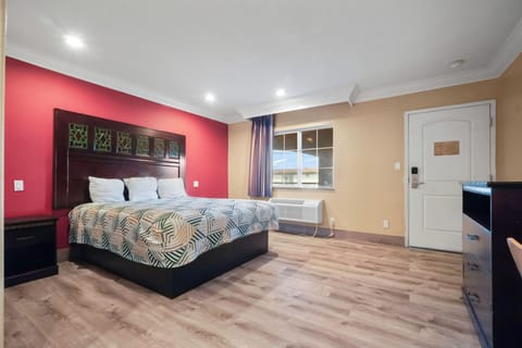 King Room | Desk, blackout drapes, free WiFi, bed sheets