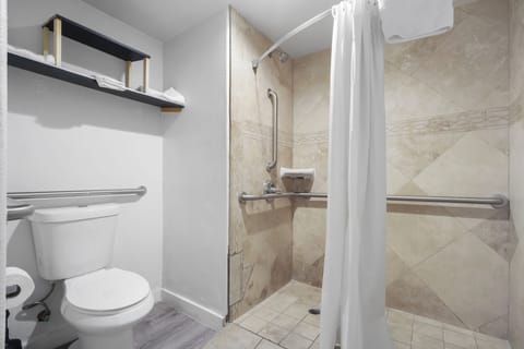 Queen Room - Disability Access/Non-Smoking | Bathroom | Combined shower/tub, hair dryer, towels