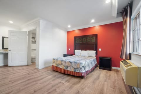 King Room | Desk, blackout drapes, free WiFi, bed sheets