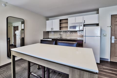 Suite, 1 Bedroom, Kitchen | Room amenity