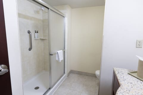 Combined shower/tub, rainfall showerhead, free toiletries, hair dryer