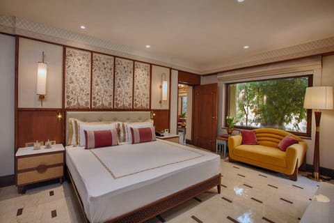 Deluxe Suite | Minibar, in-room safe, individually decorated, individually furnished