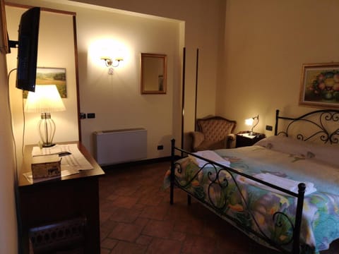 Premium bedding, down comforters, in-room safe, individually decorated