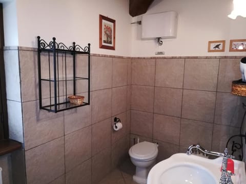 Shower, rainfall showerhead, free toiletries, hair dryer