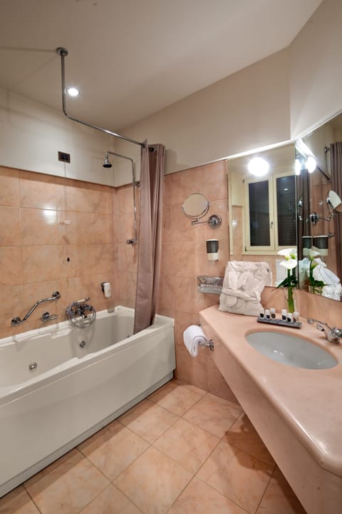 Junior Suite | Bathroom | Free toiletries, hair dryer, slippers, bidet