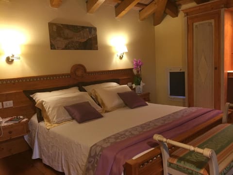 Frette Italian sheets, premium bedding, down comforters, minibar