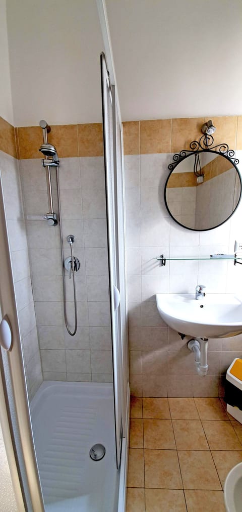 Single Room, Shared Bathroom | Bathroom | Free toiletries, hair dryer, bidet, towels