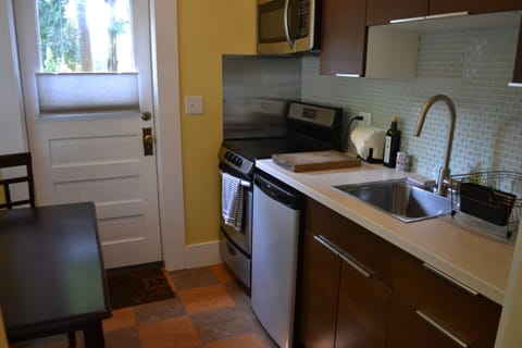 Comfort Apartment, 1 Queen Bed, Ensuite, Ground Floor | Private kitchenette | Fridge, microwave, freezer, ice maker