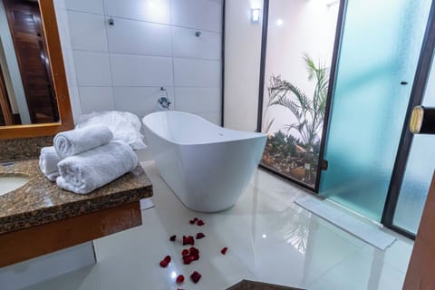 Suítes Duplex | Bathroom | Shower, free toiletries, hair dryer, towels