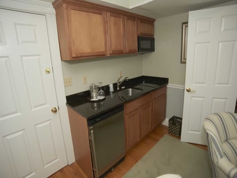 Suite, Private Bathroom (Two Bedroom Suite) | Private kitchenette