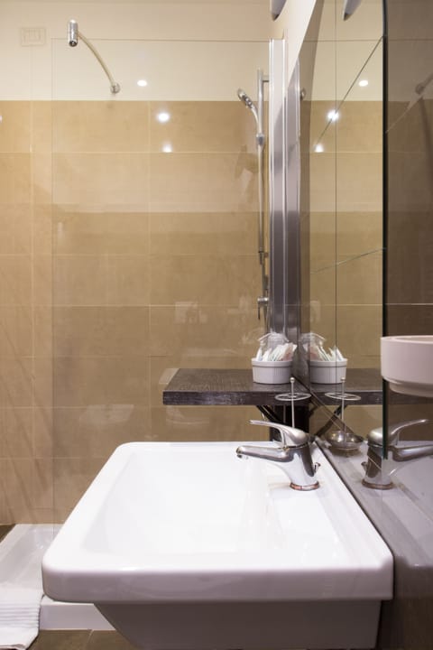 Double Room | Bathroom | Shower, free toiletries, hair dryer, bidet