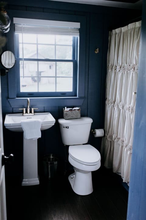 Superior Cottage, Ensuite (The School House) | Bathroom | Towels