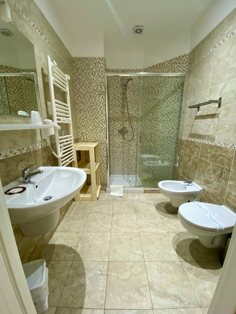 Basic Triple Room | Bathroom | Shower, free toiletries, hair dryer, bidet