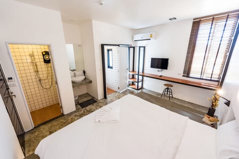 Deluxe Room | Blackout drapes, soundproofing, free WiFi, bed sheets