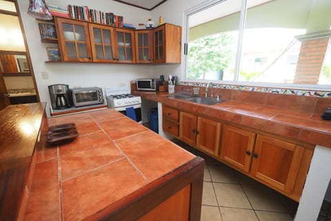 House, 3 Bedrooms | Private kitchen | Fridge, microwave, oven, stovetop