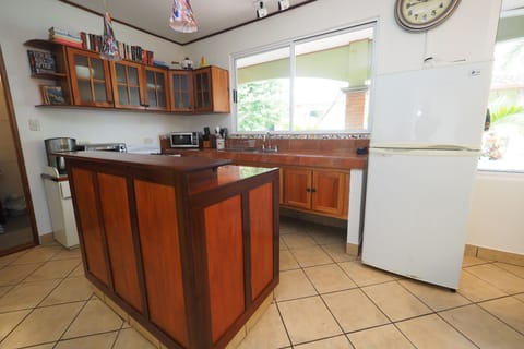 House, 3 Bedrooms | Private kitchen | Fridge, microwave, oven, stovetop