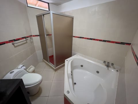 Studio Suite, 1 Queen Bed | Bathroom | Shower, free toiletries, towels