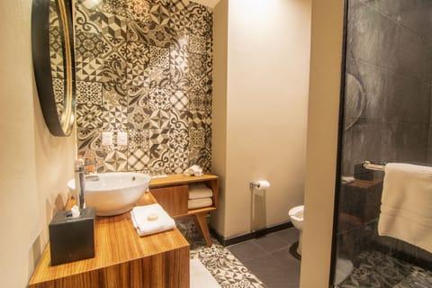 Premium Mountain 2 Double Beds | Bathroom | Free toiletries, hair dryer, towels