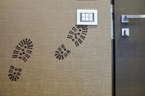 Hypo-allergenic bedding, minibar, in-room safe, desk