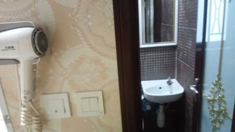 Triple Room | Bathroom | Shower, free toiletries, hair dryer, slippers