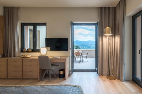 Suite (Mystras) | Minibar, in-room safe, desk, soundproofing