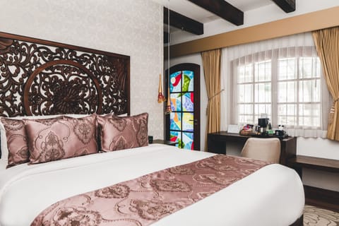 Deluxe Room | Premium bedding, minibar, in-room safe, individually decorated