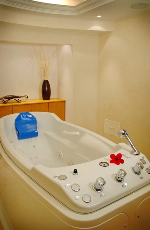 Body treatments, hydrotherapy, aromatherapy, hot stone massages