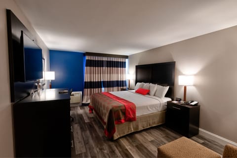 Superior Room, 1 King Bed, Non Smoking | Premium bedding, pillowtop beds, in-room safe, desk