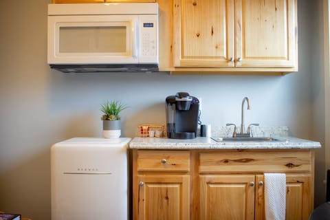 Room 10 | Private kitchen | Fridge, microwave, coffee/tea maker, toaster
