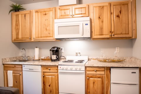 Room 11 | Private kitchen | Fridge, microwave, coffee/tea maker, toaster