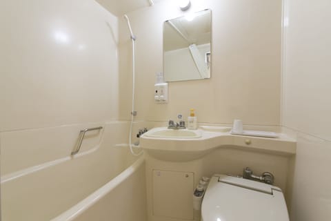 Combined shower/tub, free toiletries, hair dryer, slippers