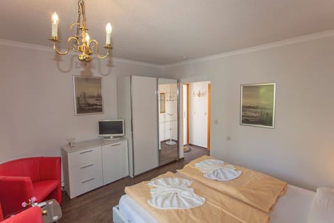 Small Double Room, Balkony | Minibar, free cribs/infant beds, free WiFi, bed sheets