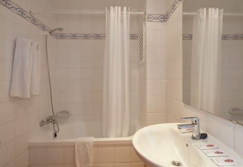 Combined shower/tub, hair dryer, bidet, towels