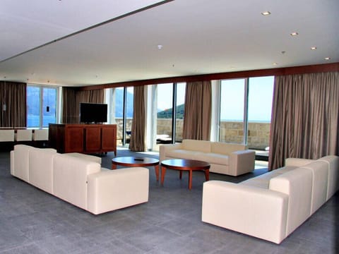 Grand Penthouse, 2 Bedrooms, Balcony, Sea View | Living area