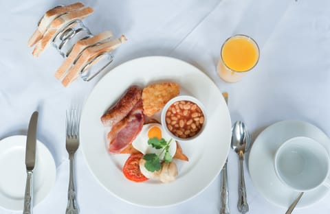 Daily cooked-to-order breakfast (GBP 15 per person)