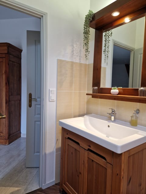 Comfort Triple Room | Bathroom | Shower, free toiletries, hair dryer, towels