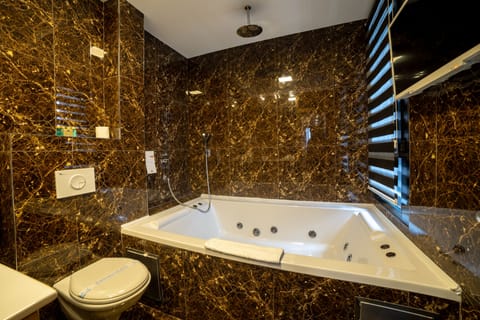 St Mark suite | Bathroom | Shower, rainfall showerhead, free toiletries, hair dryer