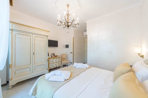 Superior Double Room, Balcony, Sea View | 1 bedroom, premium bedding, minibar, in-room safe