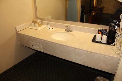 Combined shower/tub, hair dryer, towels