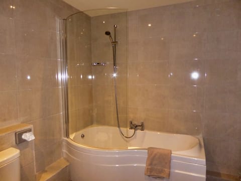 Standard Single Room, Private Bathroom | Bathroom | Designer toiletries, hair dryer, bathrobes, slippers