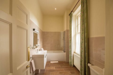 Deluxe Double Room, Ensuite | Bathroom | Designer toiletries, hair dryer, bathrobes, slippers