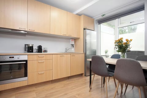 Deluxe Studio, Ground Floor | Private kitchen | Full-size fridge, oven, stovetop, dishwasher