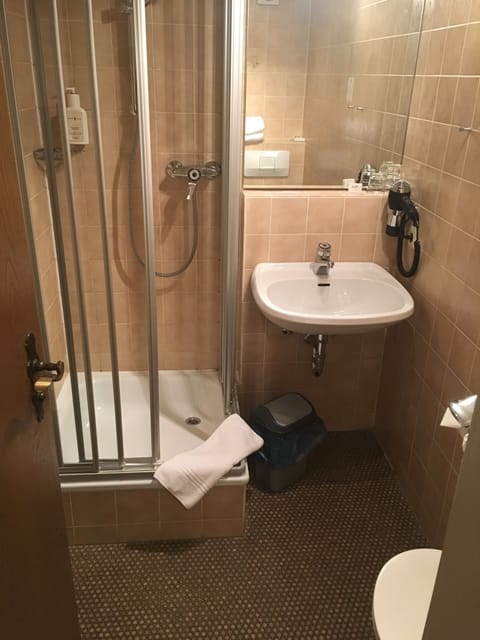 Classic Triple Room | Bathroom | Shower, free toiletries, hair dryer, towels