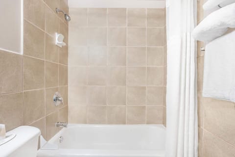 Combined shower/tub, free toiletries, towels