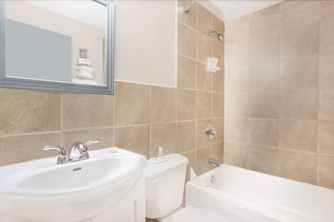 Combined shower/tub, free toiletries, towels